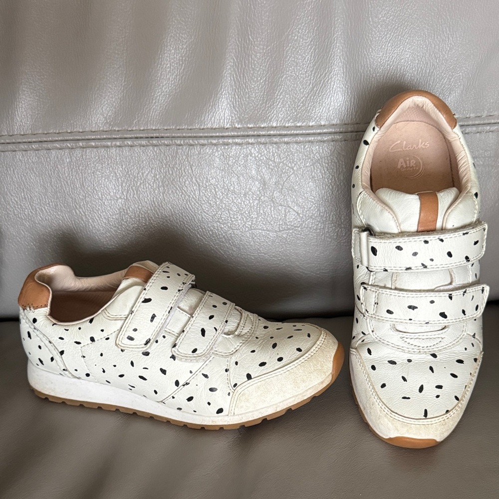 Clarks Girl’s Cream and Black Leather Velcro Sneakers Size 1